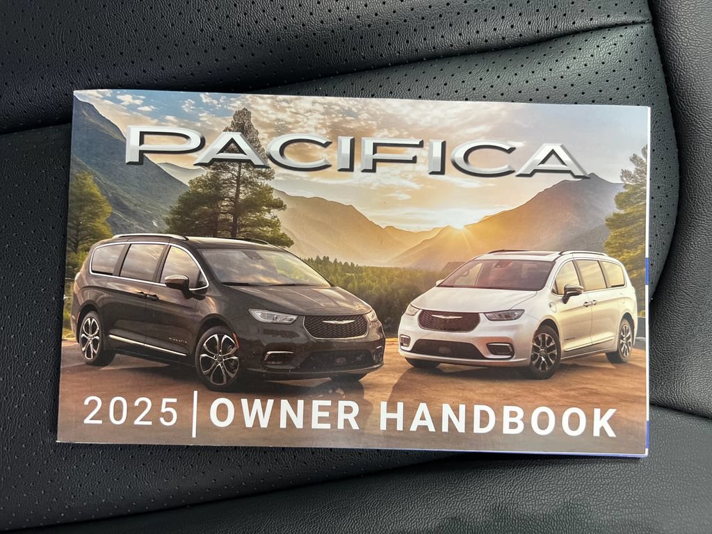 Used 2025 Chrysler Pacifica Select FWD image 41