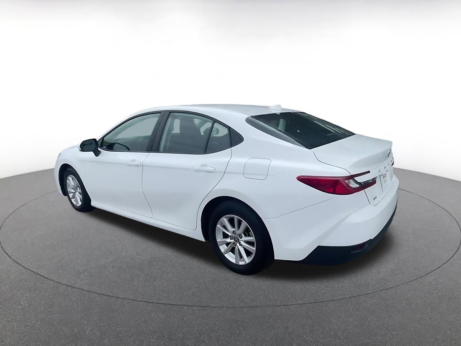 Used 2025 Toyota Camry LE image 10
