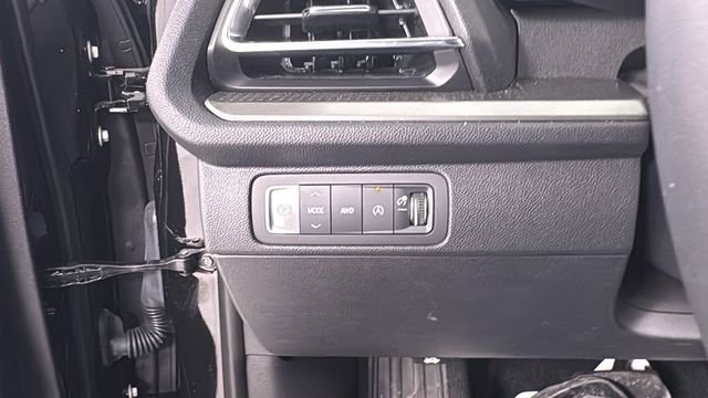 Used 2025 Chevrolet Traverse LT image 35