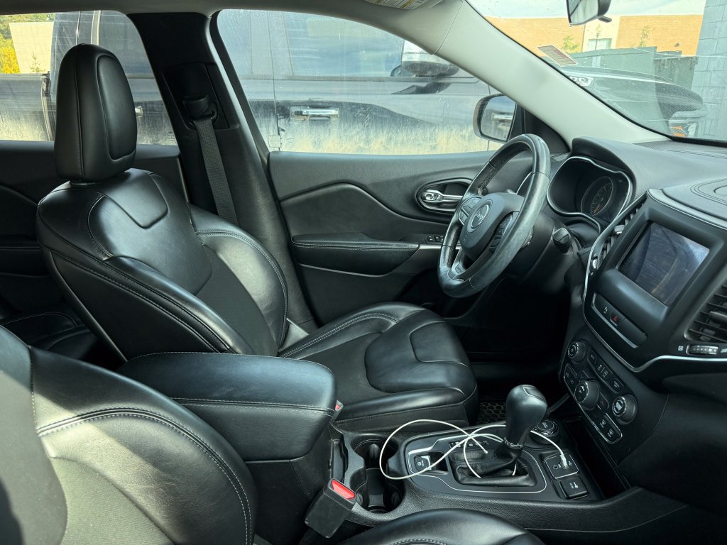 Used 2019 Jeep Cherokee Latitude Plus AWD/4WD image 6
