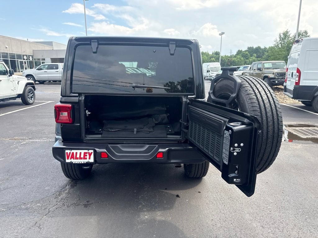 Used 2025 Jeep Wrangler Unlimited Sahara AWD/4WD image 40