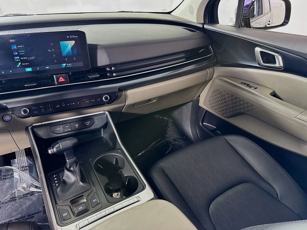 Used 2025 Kia Carnival FWD image 23