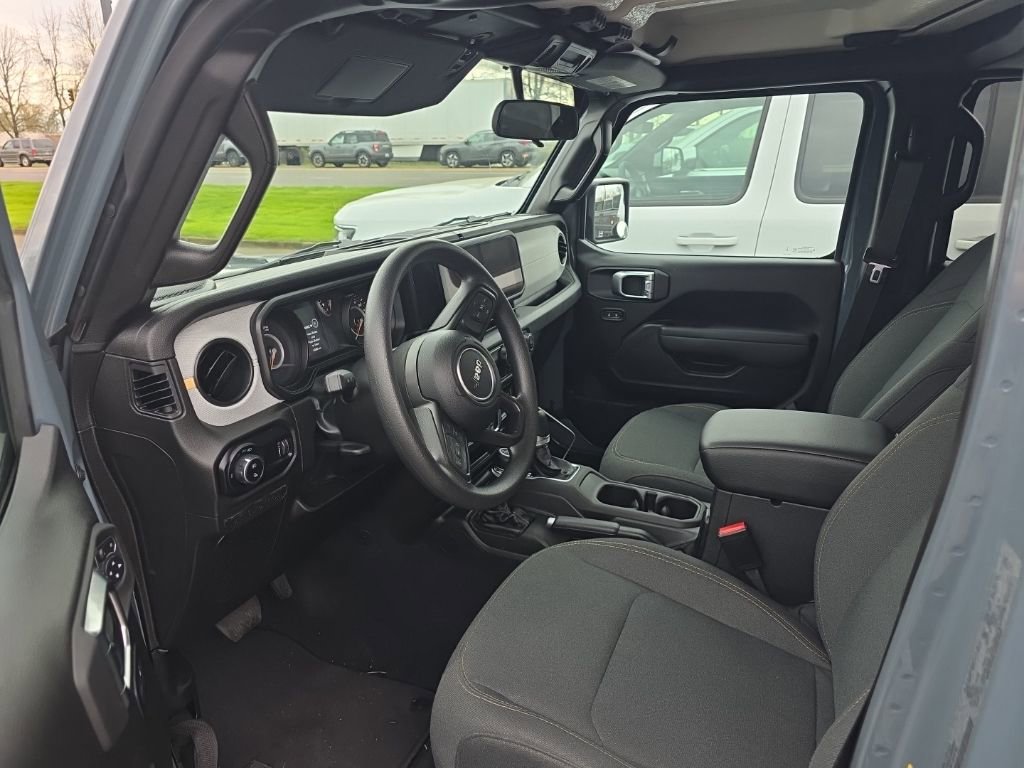 Used 2025 Jeep Gladiator Sport image 10