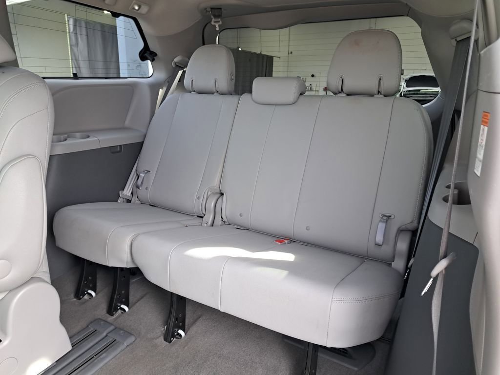 Used 2017 Toyota Sienna XLE Premium image 13