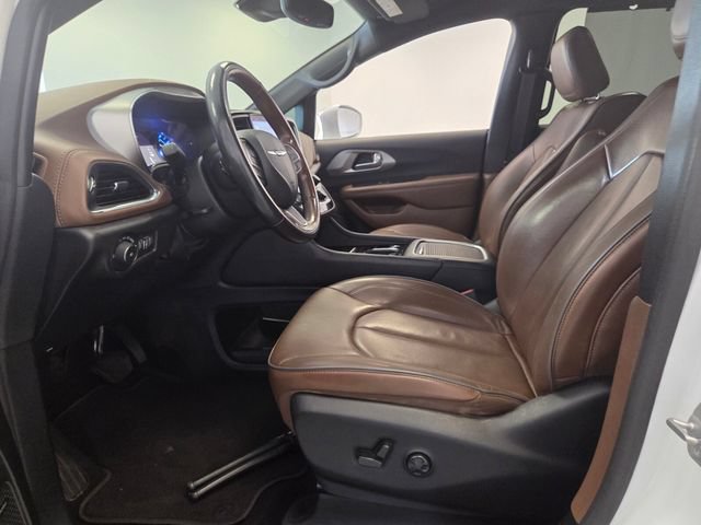 Used 2021 Chrysler Pacifica Limited w/ Uconnect Theater Family Group FWD image 12