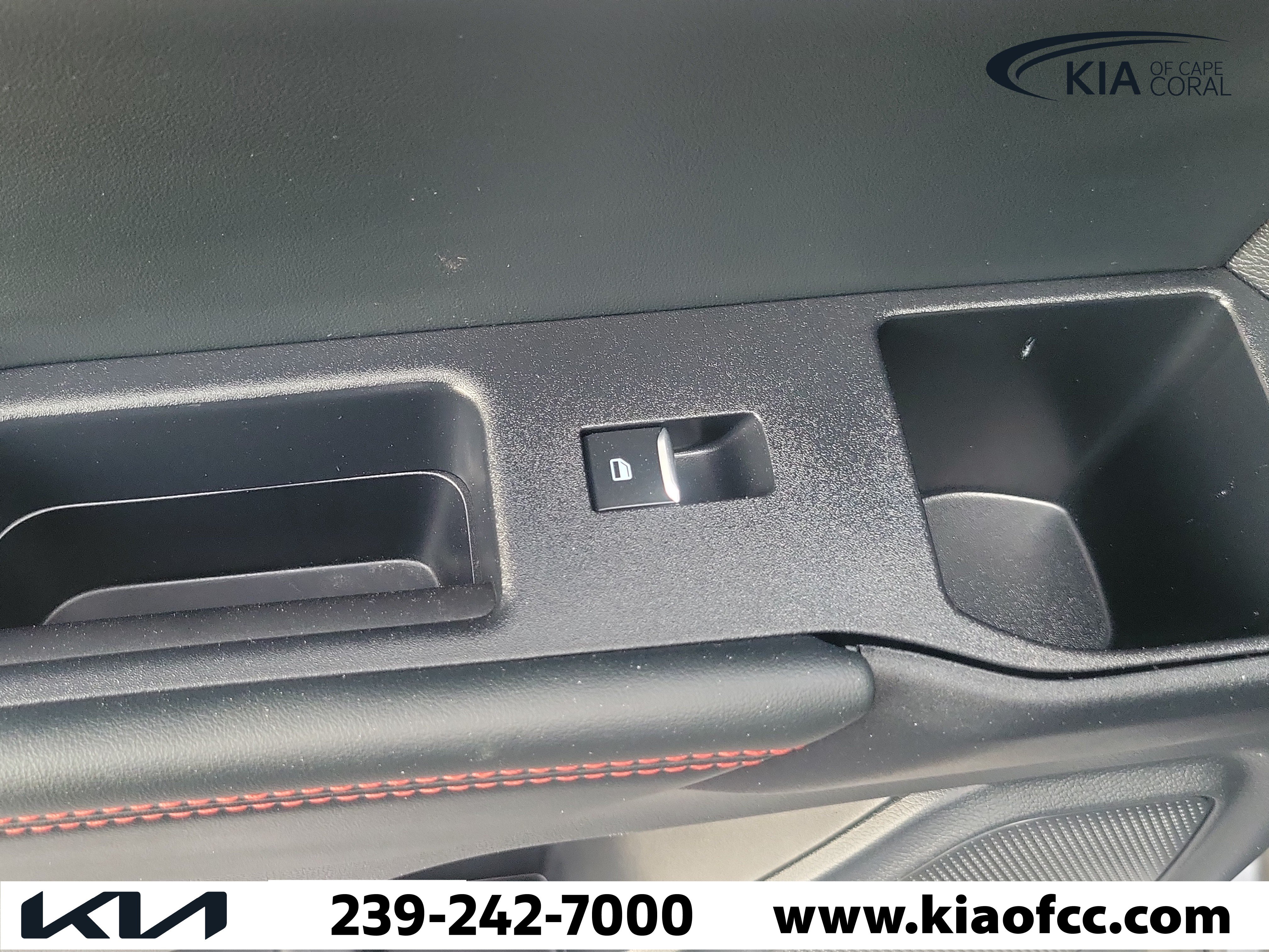 Used 2025 Ford Explorer ST-Line w/ ST-Line Street Pack AWD/4WD image 17