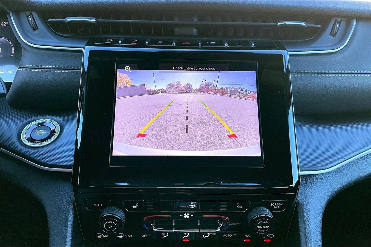 Used 2023 Jeep Grand Cherokee L Laredo image 12