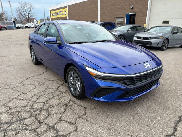 Used 2024 Hyundai Elantra SEL image 11