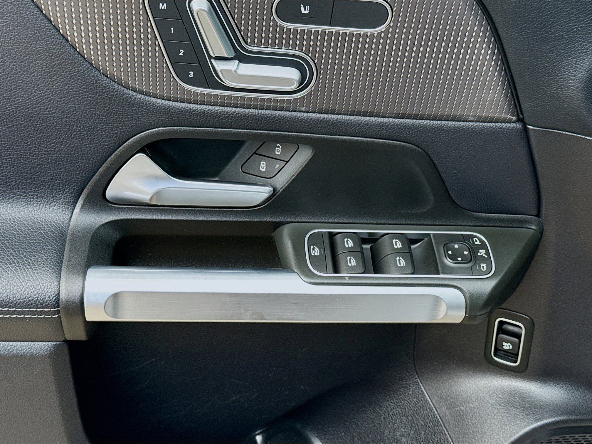 Used 2021 Mercedes-Benz GLB 250 4MATIC w/ Premium Package image 14