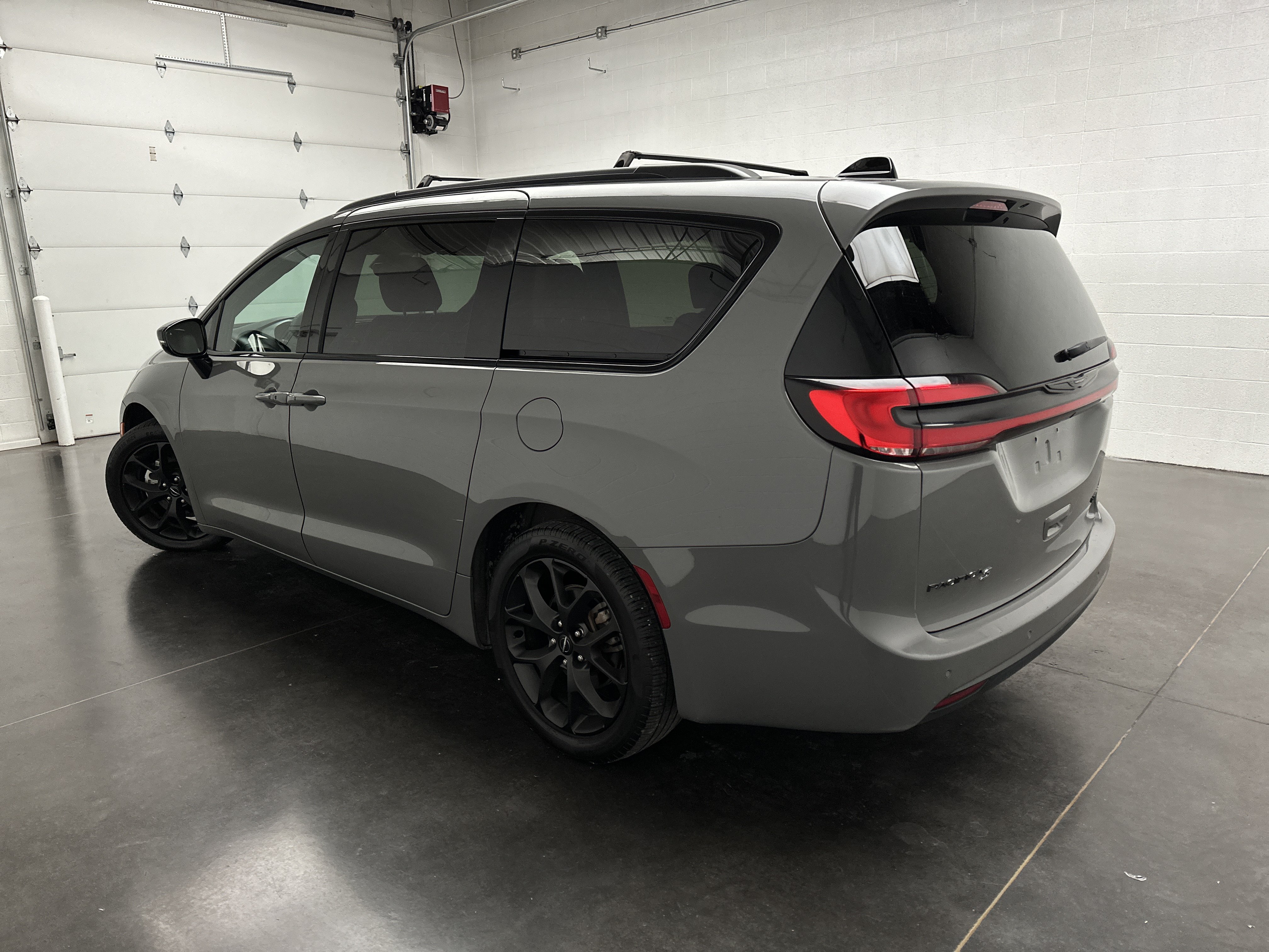 Used 2025 Chrysler Pacifica Limited FWD image 7