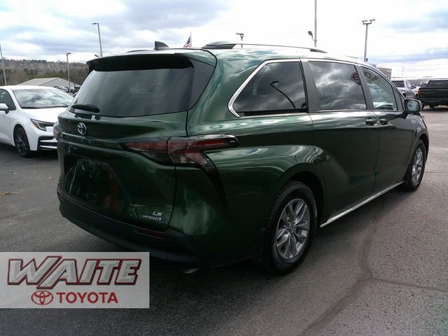 Used 2024 Toyota Sienna LE image 2