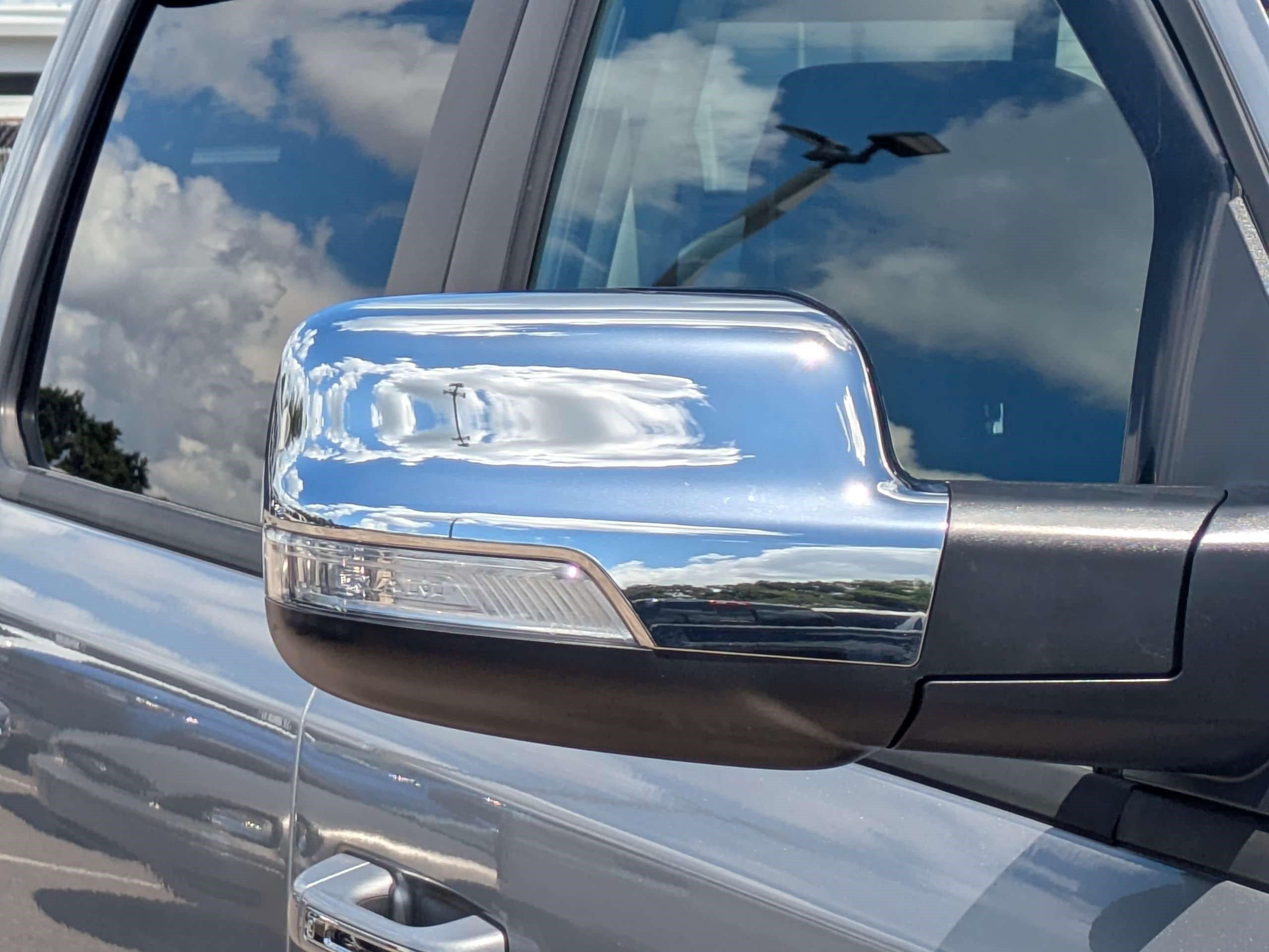 Used 2022 RAM 1500 Laramie AWD/4WD image 11