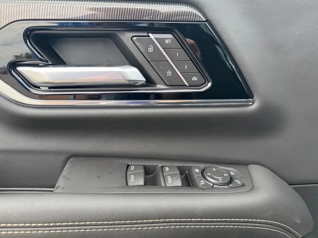 New 2026 GMC Yukon Elevation w/ Elevation Premium Package AWD/4WD image 13