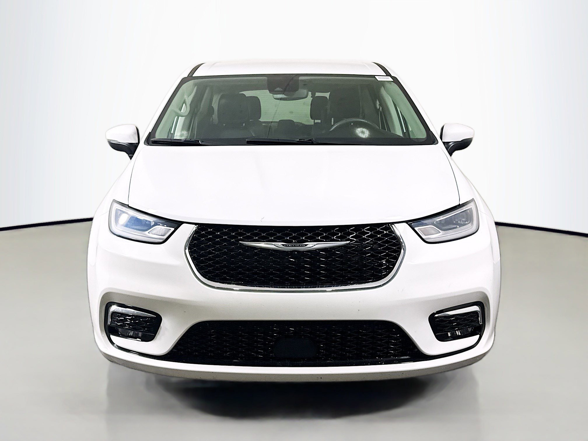 Used 2023 Chrysler Pacifica Touring-L image 2