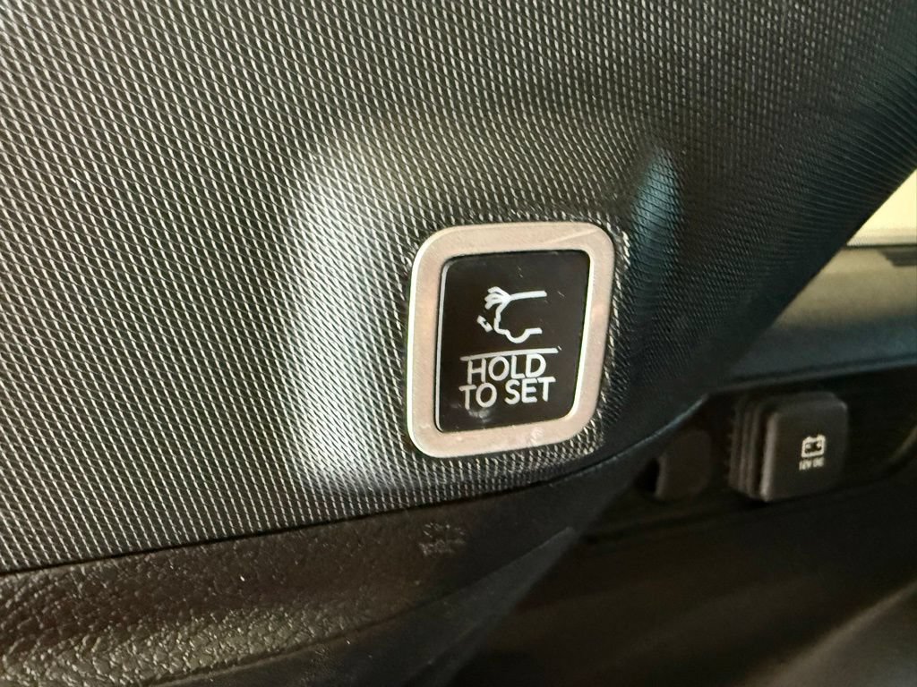 Used 2025 Jeep Grand Cherokee Limited w/ Luxury Tech Group II AWD/4WD image 21