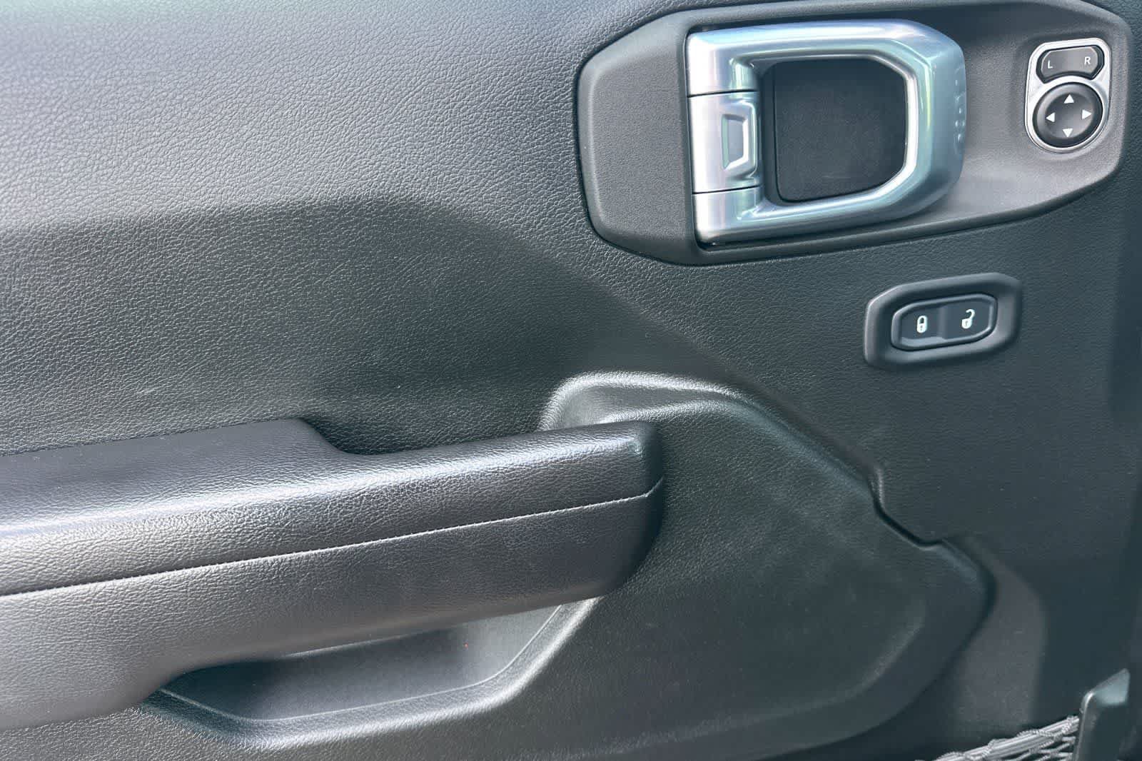 Used 2021 Jeep Gladiator Rubicon AWD/4WD image 12