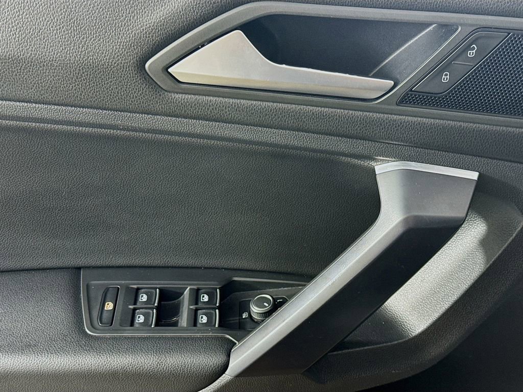 Used 2021 Volkswagen Tiguan SE image 21