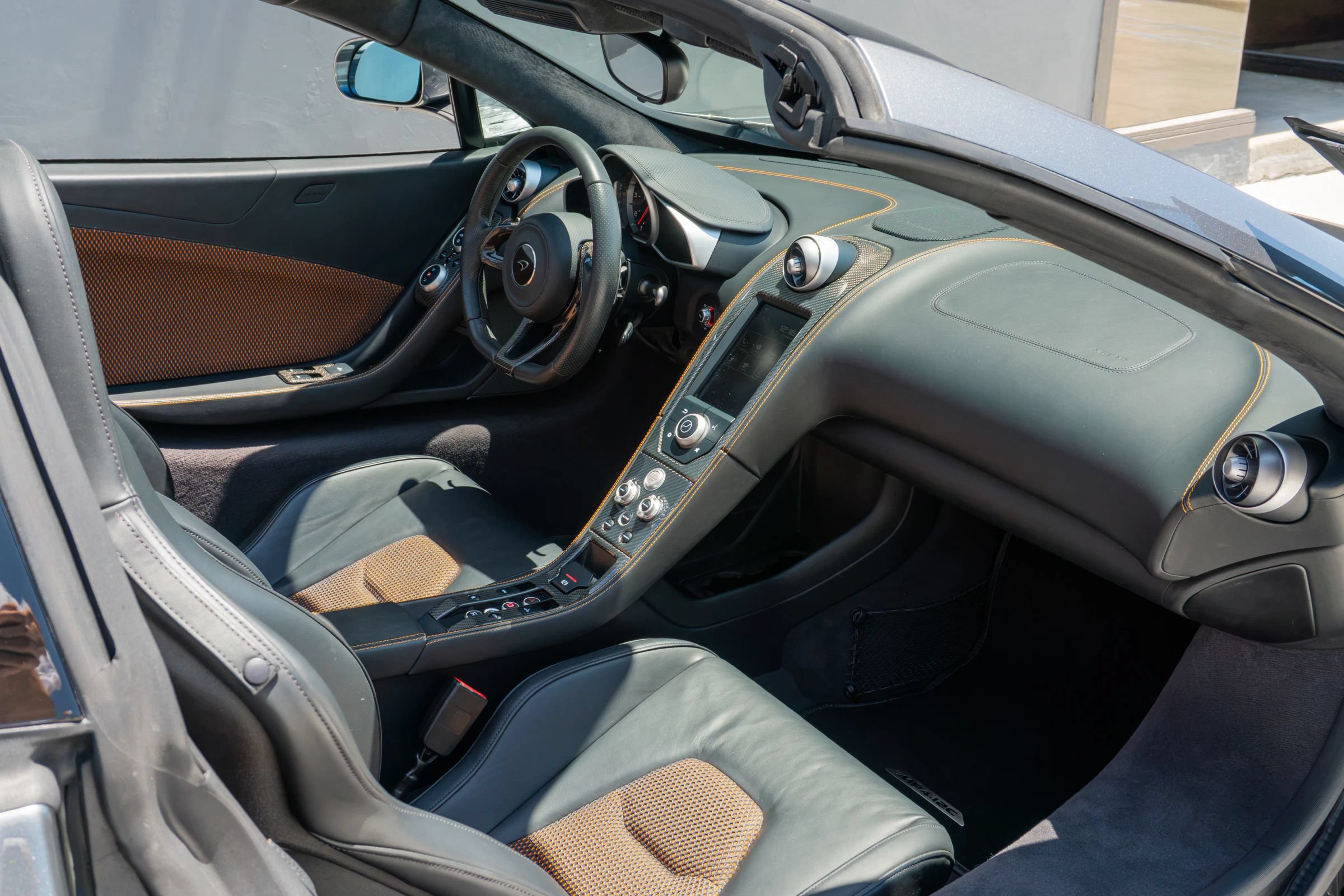 Used 2014 McLaren MP4-12C Spider RWD image 18