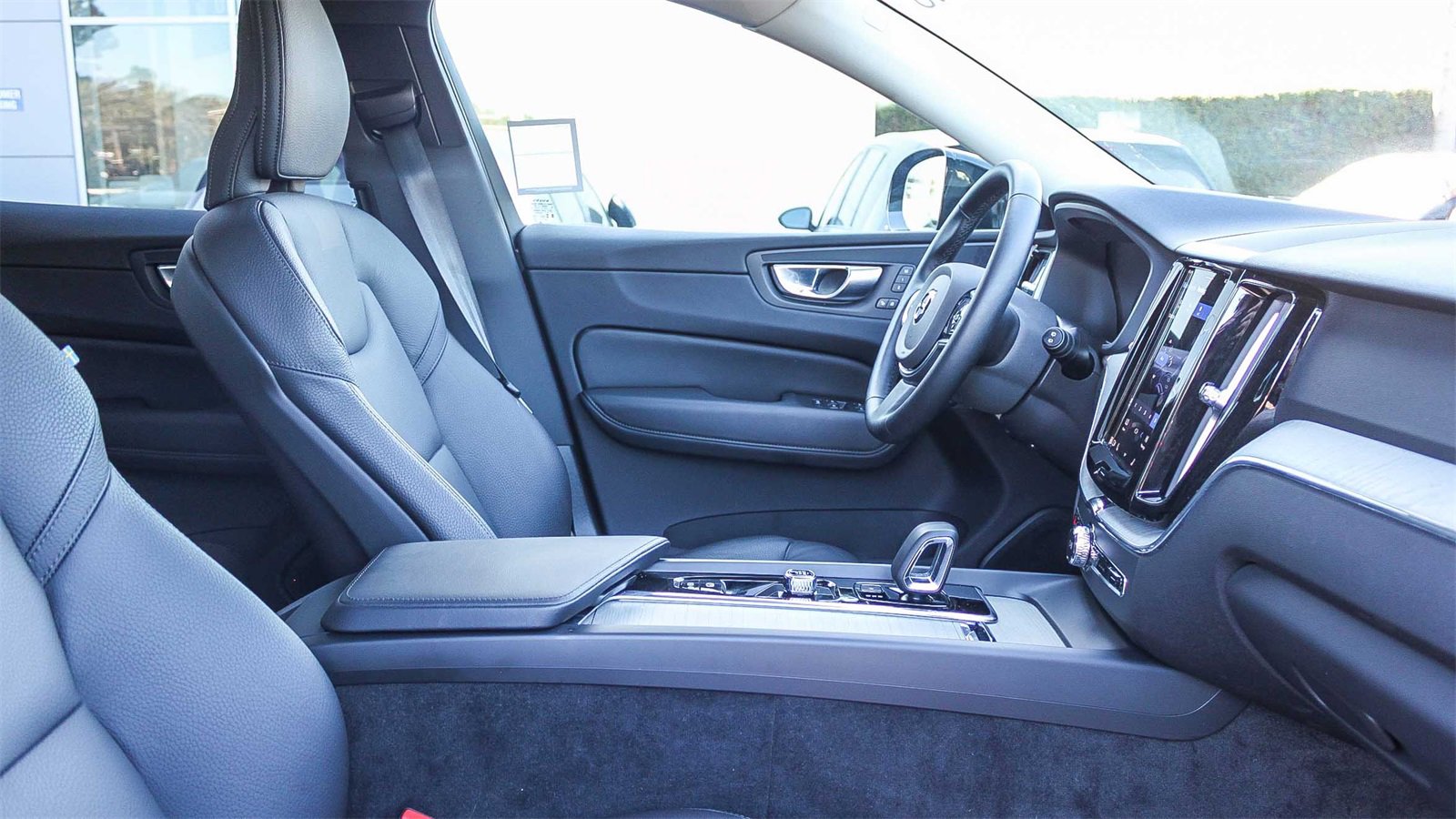 Used 2025 Volvo XC60 B5 Plus image 17