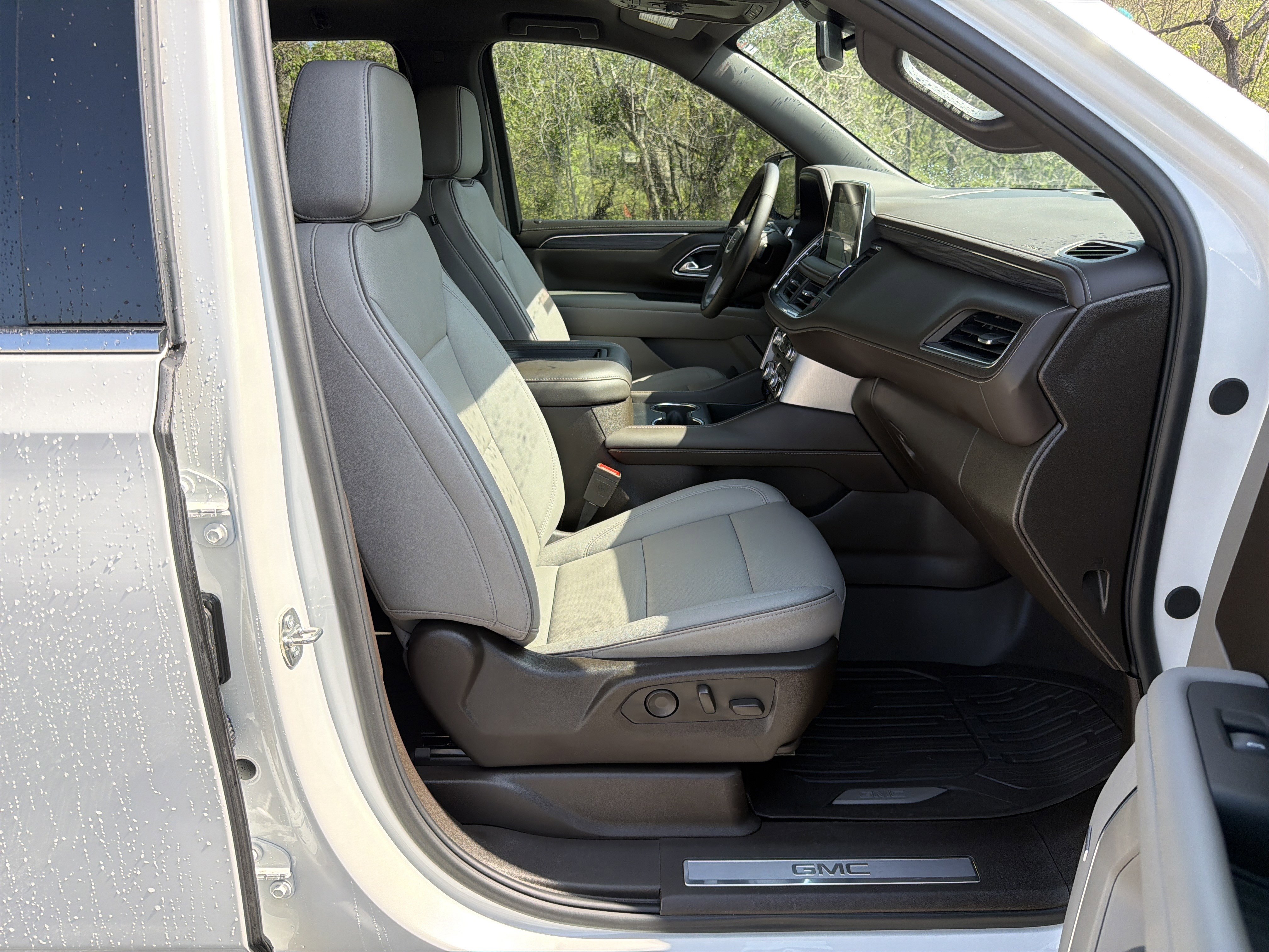 Used 2024 GMC Yukon SLT w/ SLT Luxury Package image 15