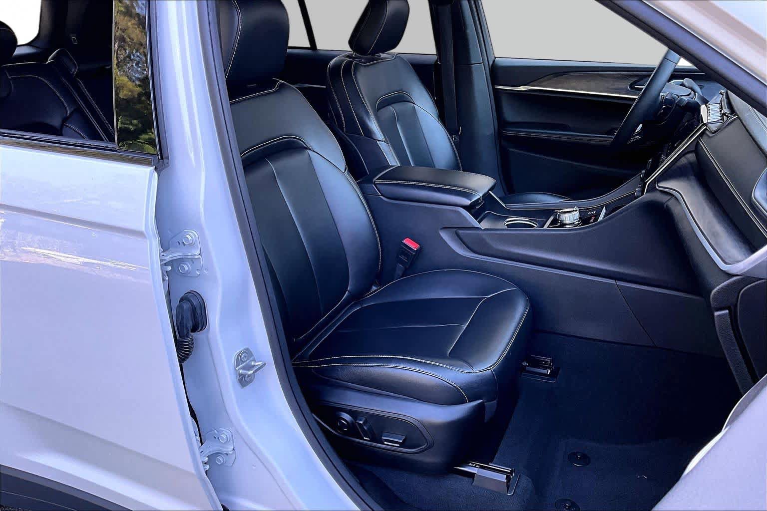 Used 2025 Jeep Grand Cherokee Limited AWD/4WD image 9