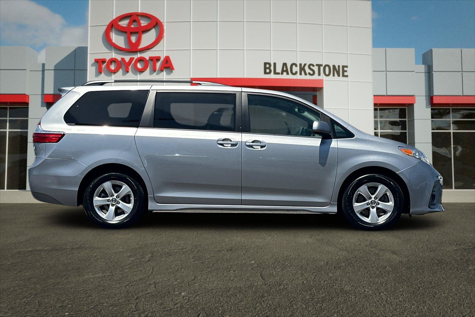 Certified 2018 Toyota Sienna LE FWD image 2