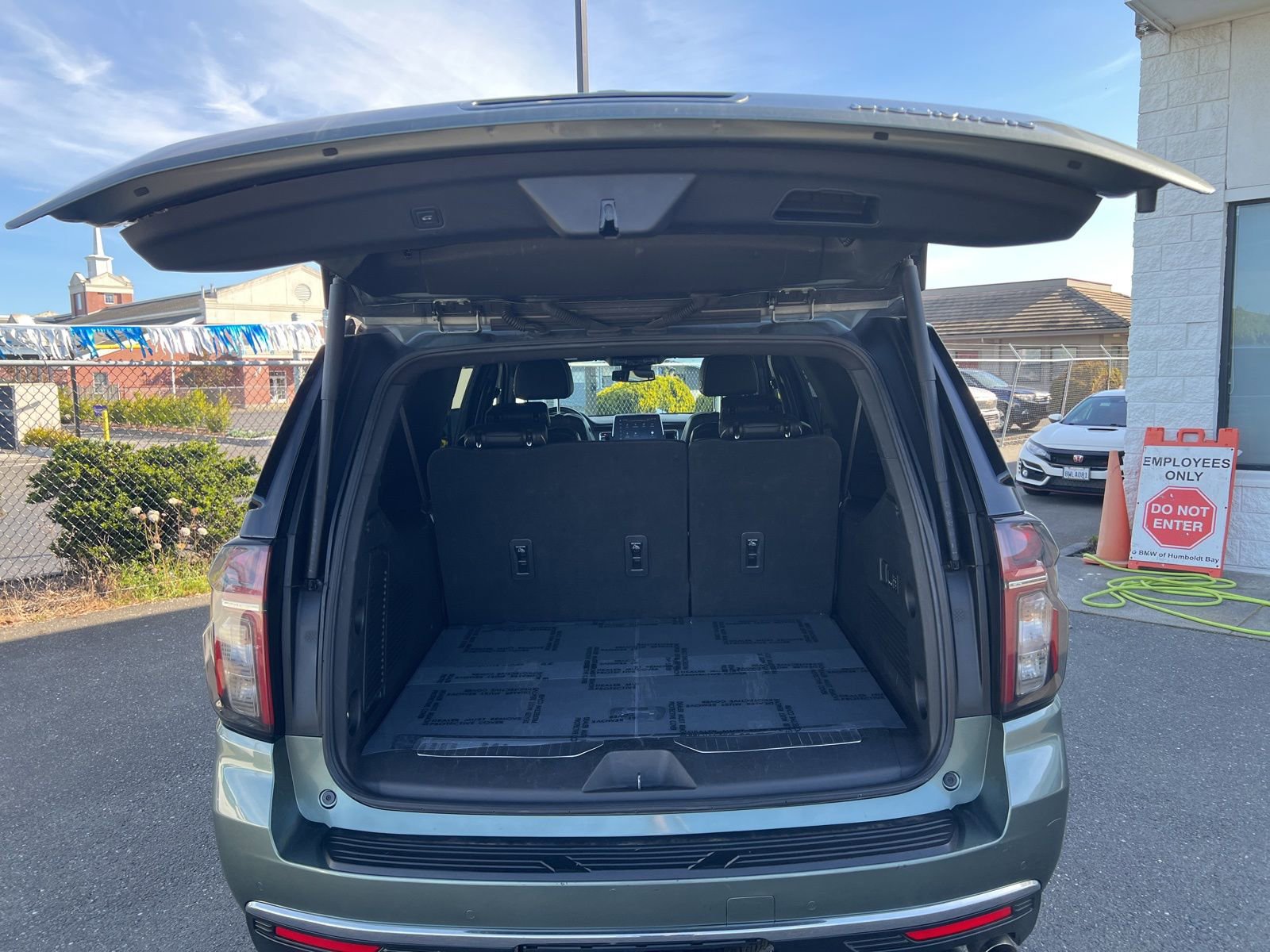 Used 2023 Chevrolet Suburban Premier image 9