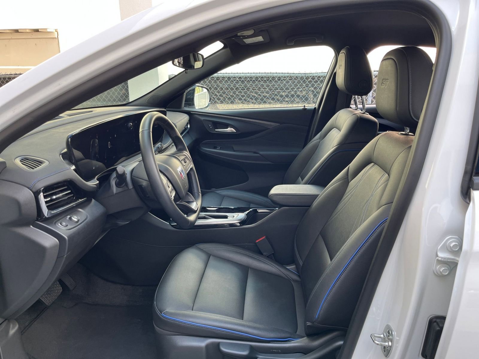 Used 2025 Buick Envista Sport Touring image 28