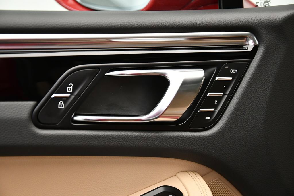 Used 2025 Porsche Macan Turbo image 33