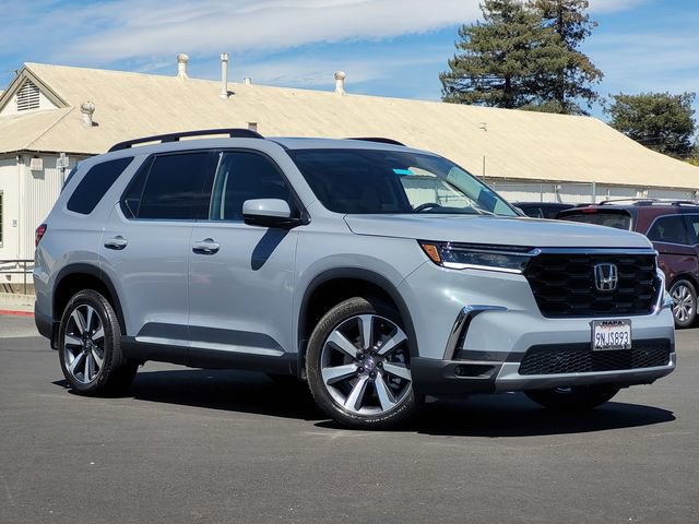 Used 2025 Honda Pilot Touring image 2