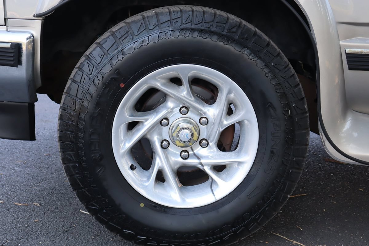 Used 1999 GMC Suburban 4WD w/ Convenience Group image 38