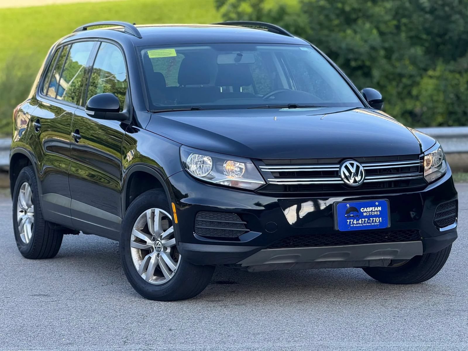 Used 2015 Volkswagen Tiguan SEL FWD image 2
