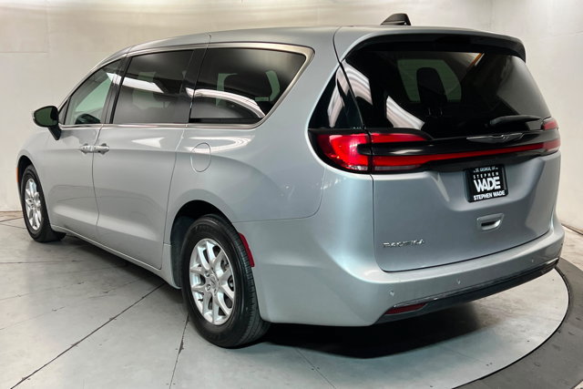Used 2023 Chrysler Pacifica Touring-L FWD image 3