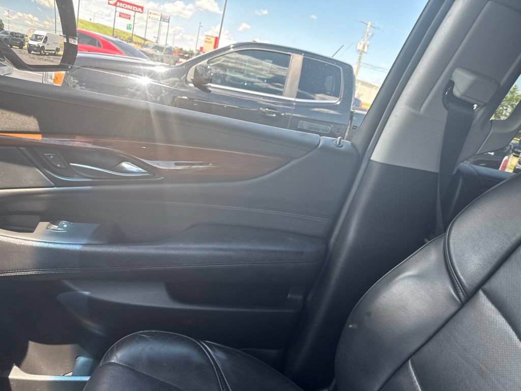 Used 2019 Cadillac Escalade ESV Luxury AWD/4WD image 16