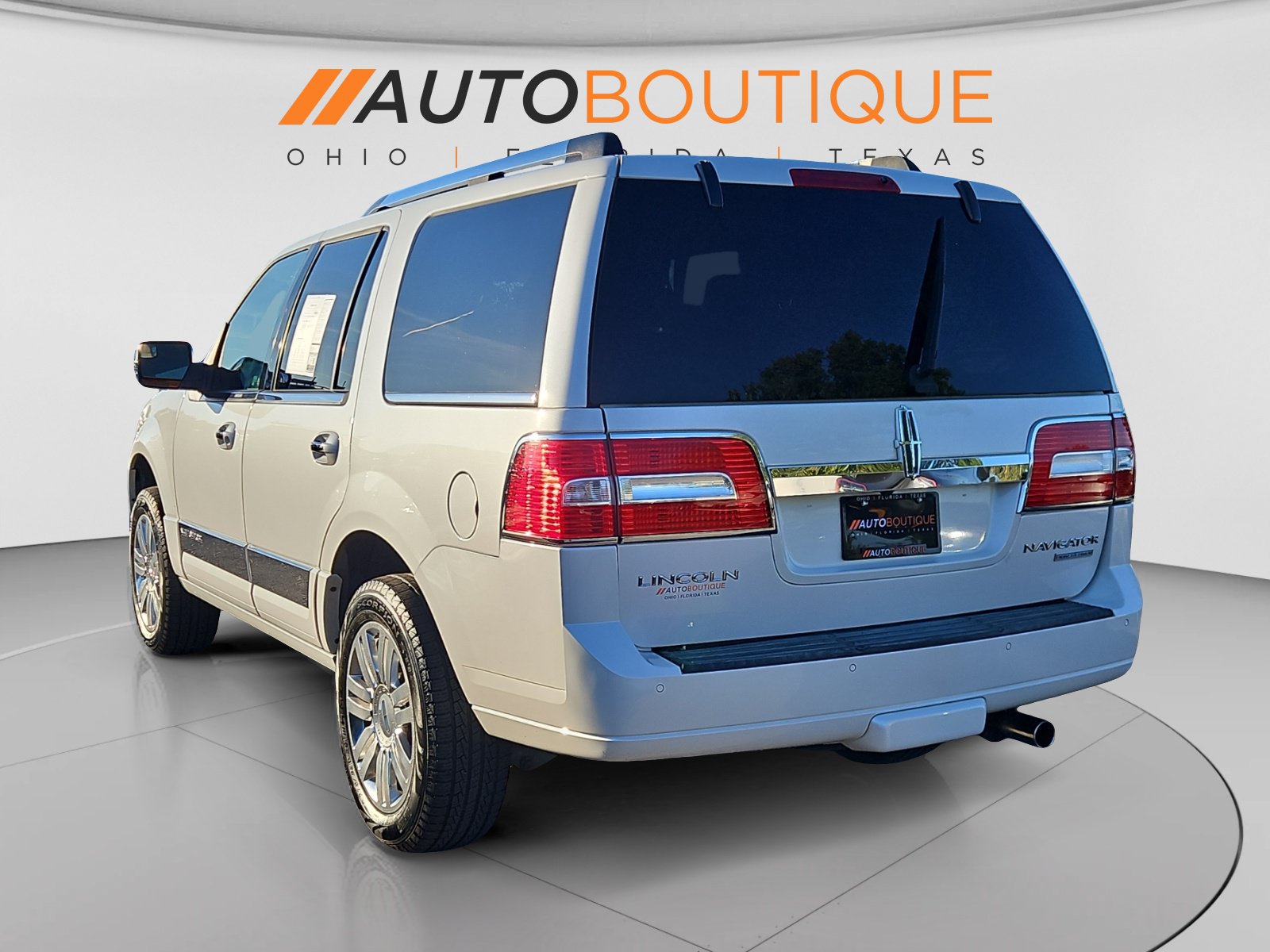 Used 2013 Lincoln Navigator 2WD image 3