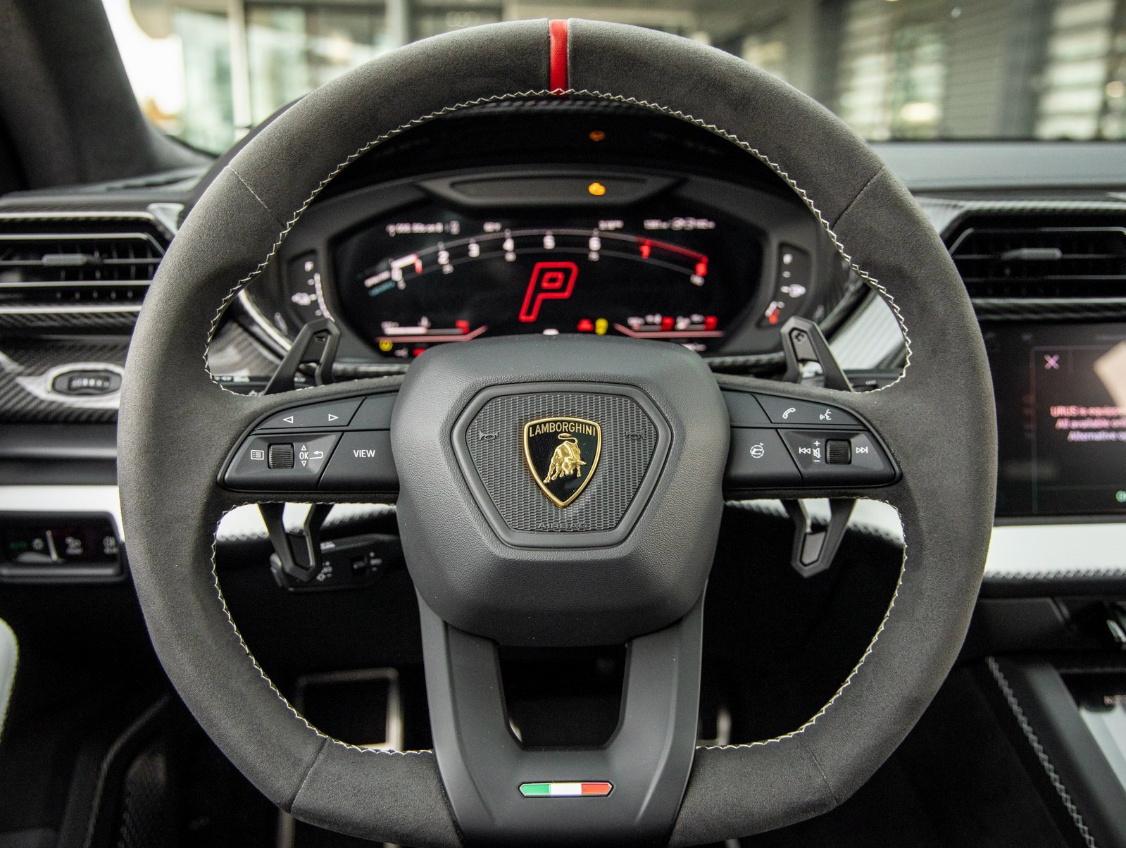 Used 2025 Lamborghini Urus SE image 28