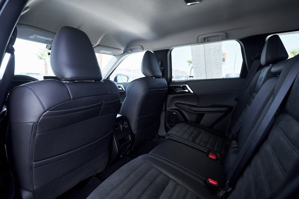 Used 2025 Mitsubishi Outlander SE image 23