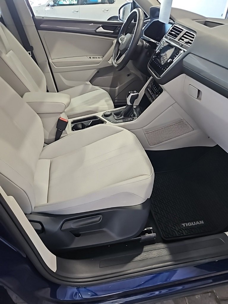Certified 2024 Volkswagen Tiguan SE w/ Panoramic Sunroof Package image 13