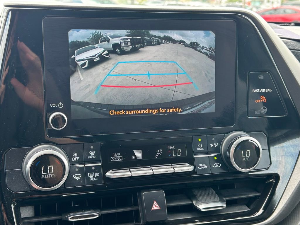 Used 2023 Toyota Highlander LE FWD image 34