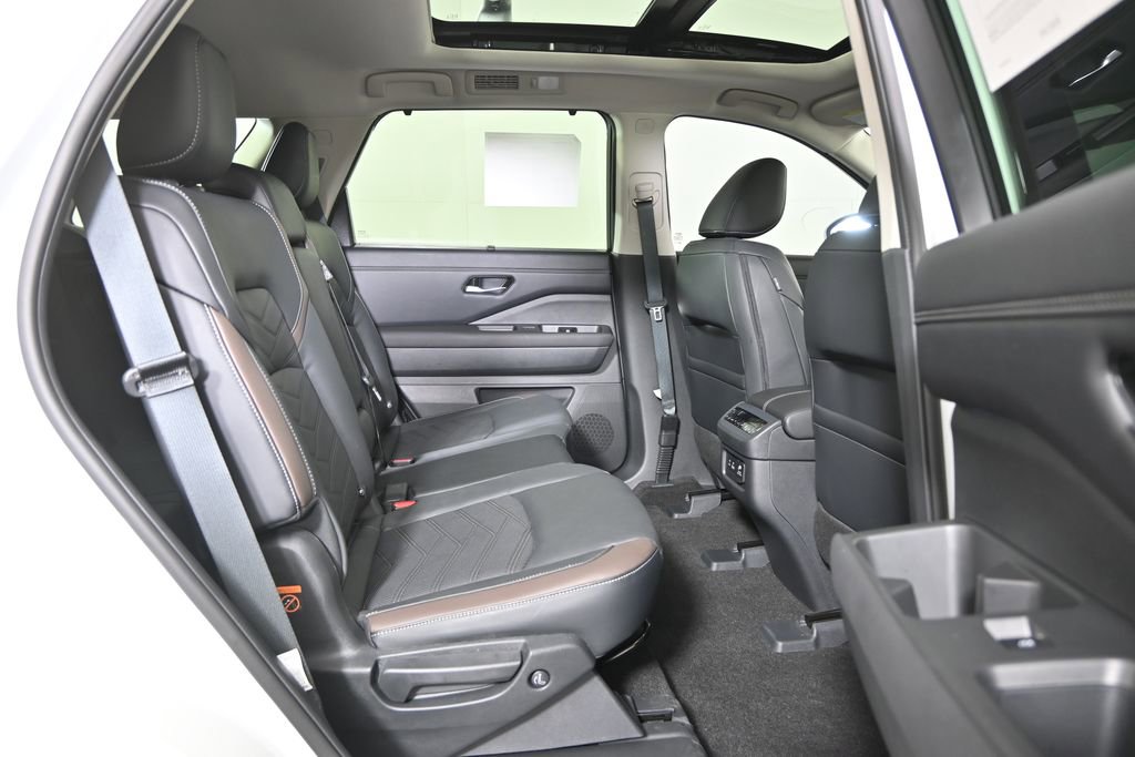 Used 2024 Nissan Pathfinder Platinum w/ Black Appearance Package AWD/4WD image 16