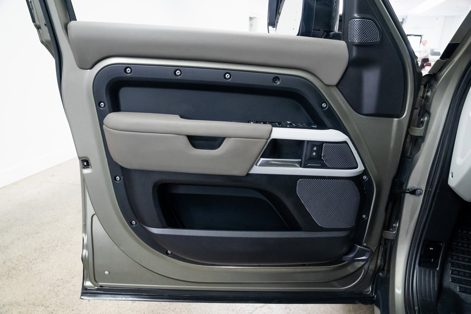 Used 2021 Land Rover Defender 110 SE image 16