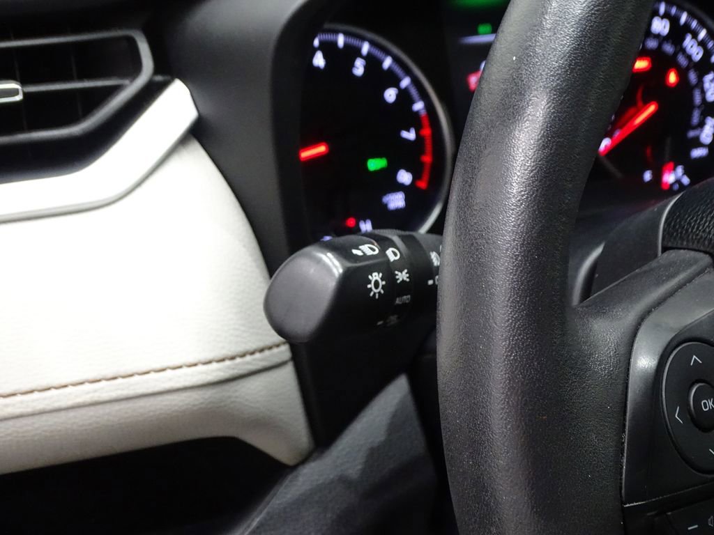 Used 2021 Toyota RAV4 XLE Premium image 18