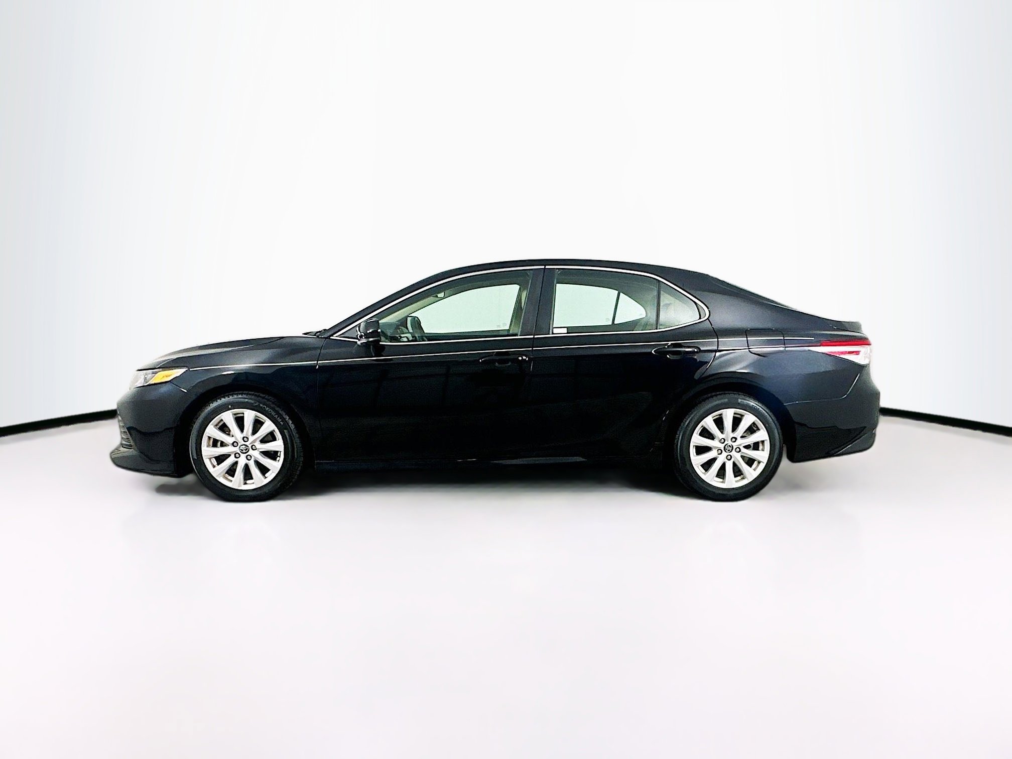 Used 2018 Toyota Camry LE FWD image 4