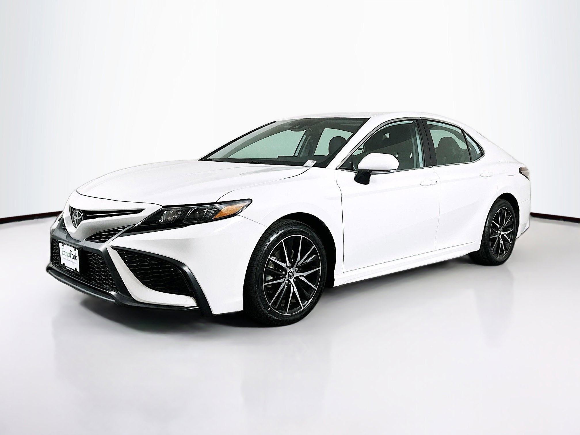 Used 2023 Toyota Camry SE image 3