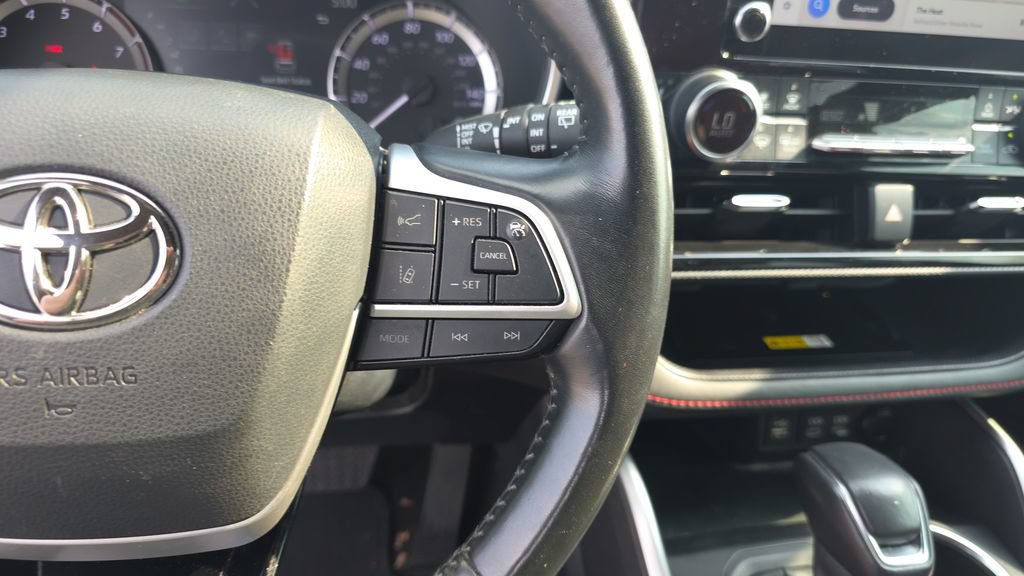 Used 2023 Toyota Highlander XSE FWD image 17