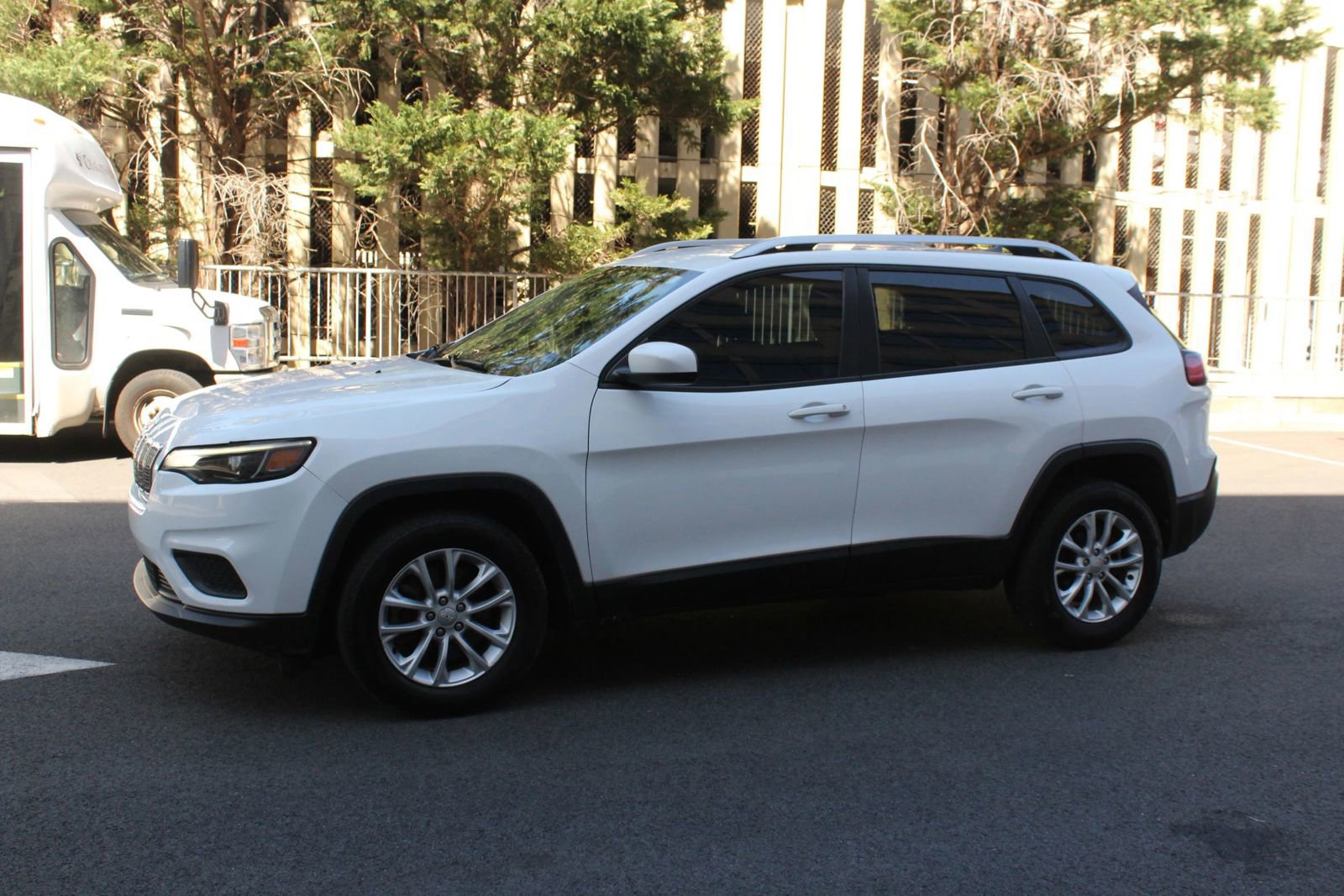 Used 2020 Jeep Cherokee Latitude FWD image 12