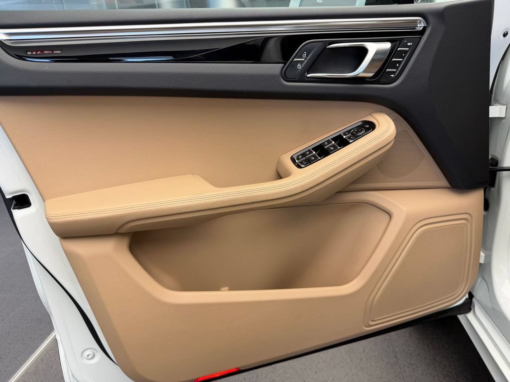 Certified 2024 Porsche Macan S AWD/4WD image 21