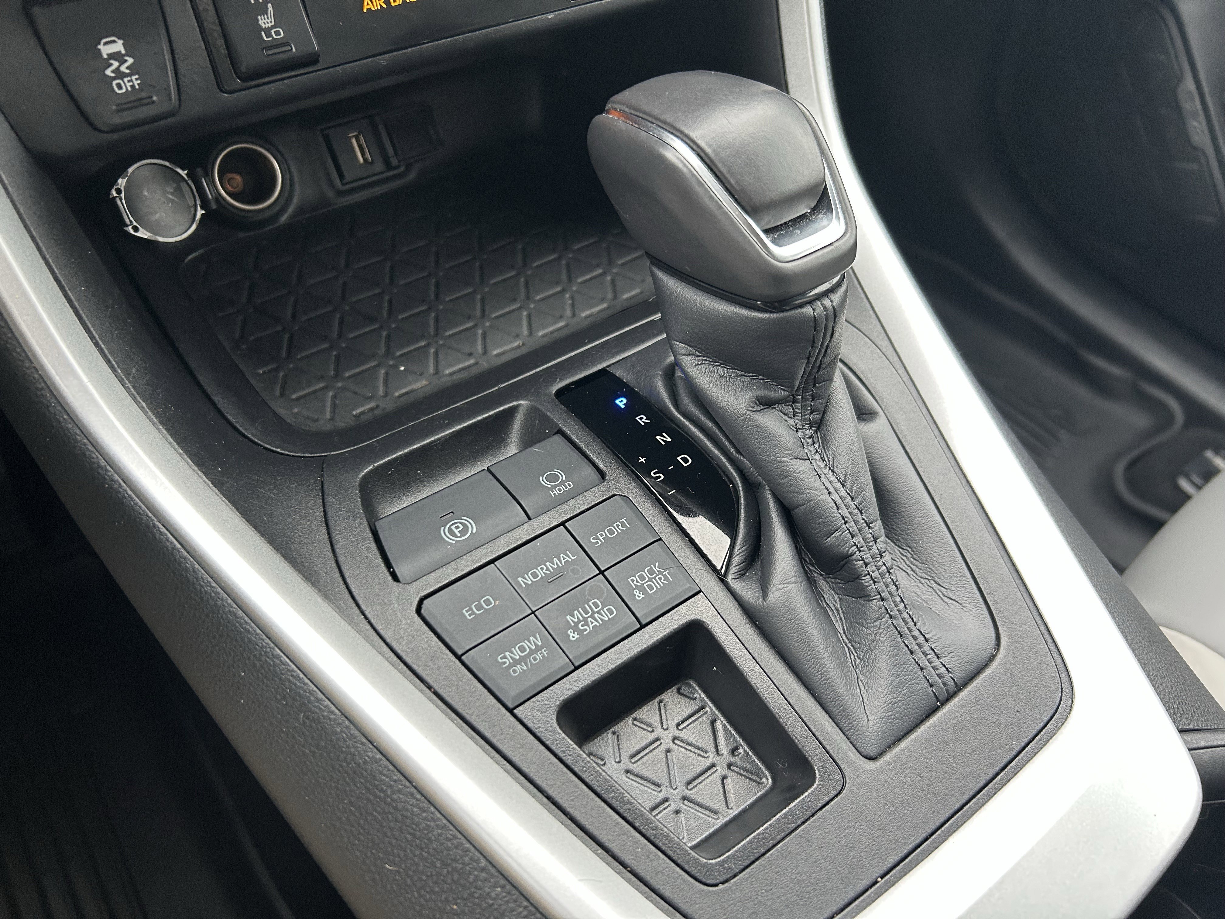 Used 2022 Toyota RAV4 XLE Premium image 15