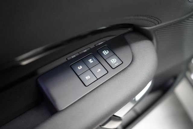 Used 2024 Land Rover Discovery S image 14