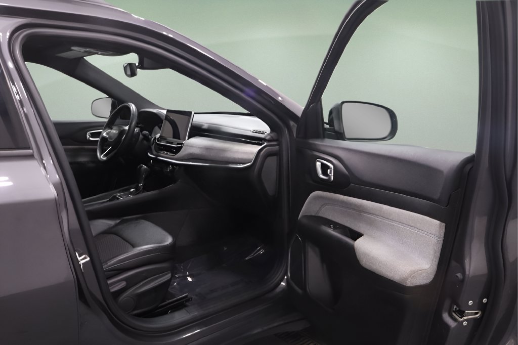 Used 2024 Jeep Compass Latitude AWD/4WD image 13